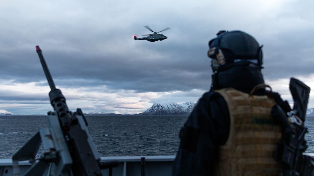 Et NH90-helikopter sett fra fregatten KNM Thor Heyerdahl under Flotex i november 2019.