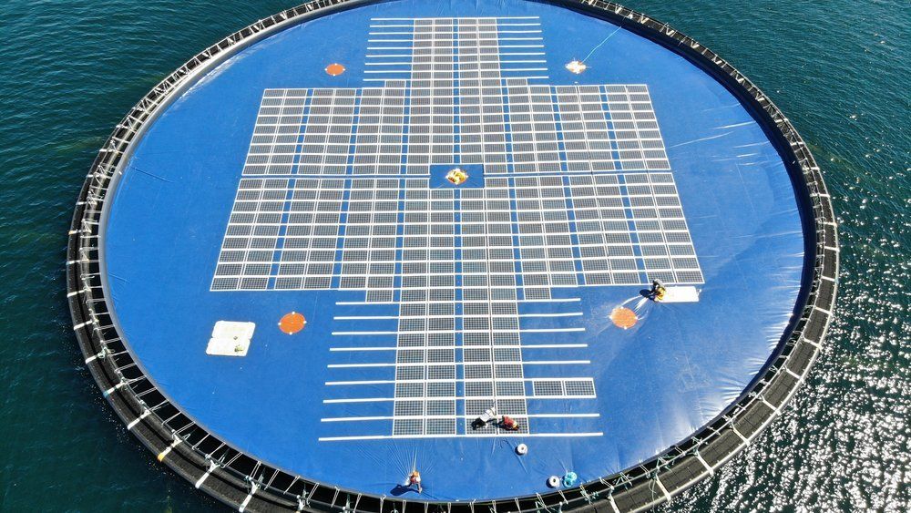 Ocean Sun har testet flere større flytende solcelleanlegg utenfor Bergen. De har også et testanlegg med 48 moduler liggende på Filippinene.