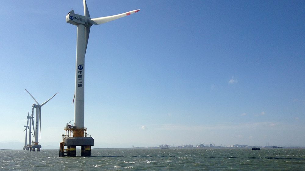 Myndighetene legger til rette for innovasjon innen fornybart og gir stor statlig støtte til blant annet vindkraft til havs. Her fra havvindmøller ved Rudong.