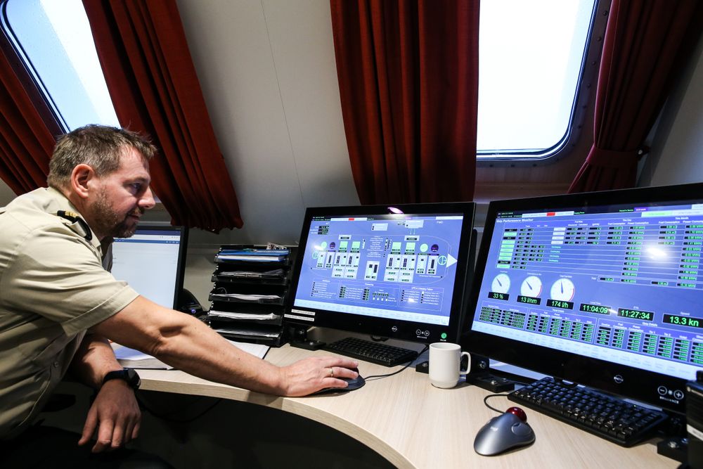Har kontroll: Maskinsjef Bjørn Breiteig har kontroll på driftssystemet gjennom disse dataskjermene rett under styrehuset.