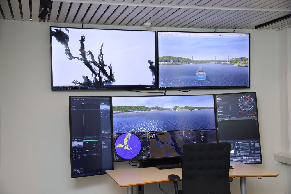 Hovedkontrollen for autonome skip. På skjermene er det simulator for ulik informasjon om seilasen Yara Birkeland skal gjøre. 