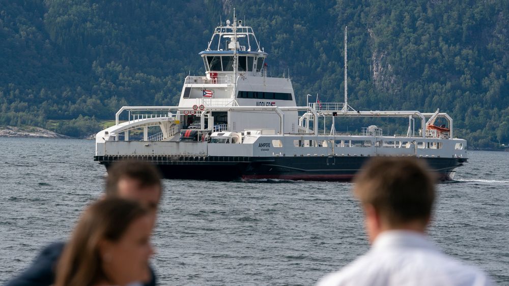 Den hel-elektriske ferja Ampere på vei til Oppeid i Sognefjorden.