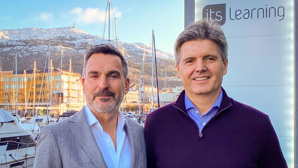 Steve Tucker og Arne Bergby utenfor hovedkontoret i Bergen.