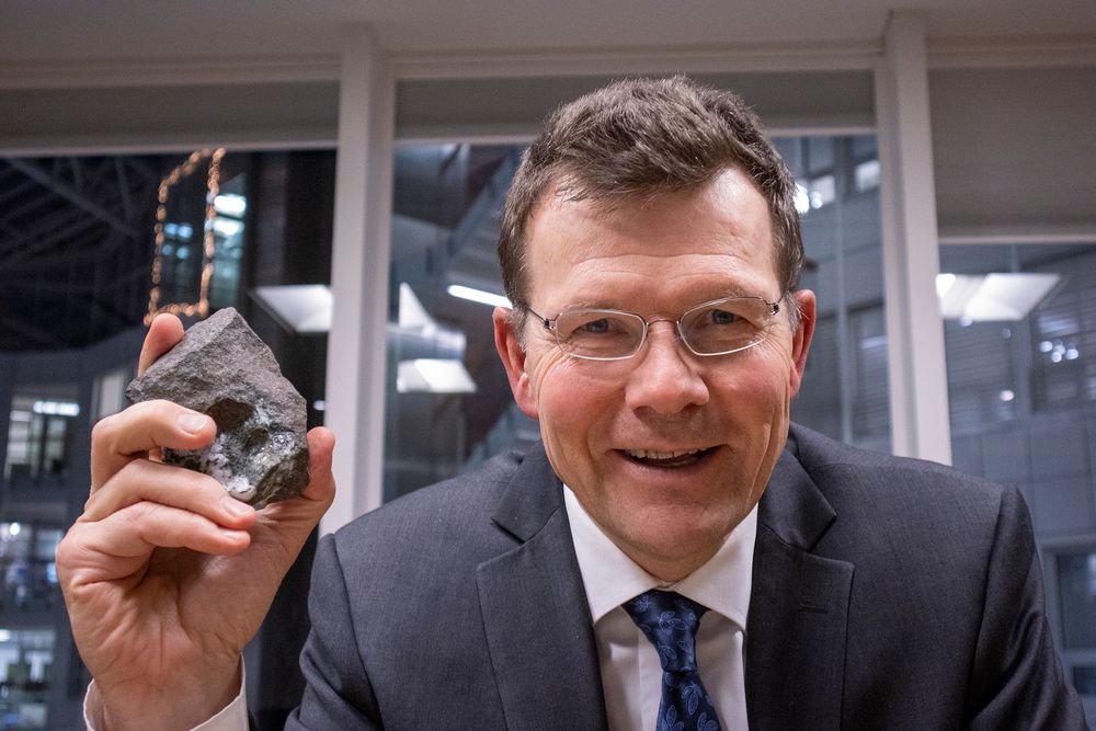 Tung bergart: Eklogitten som administrerende direktør i Nordic Mining, Ivar Fossum, viser fram er et tung bergart med rundt 4 prosent rutil og over 40 prosent granat.