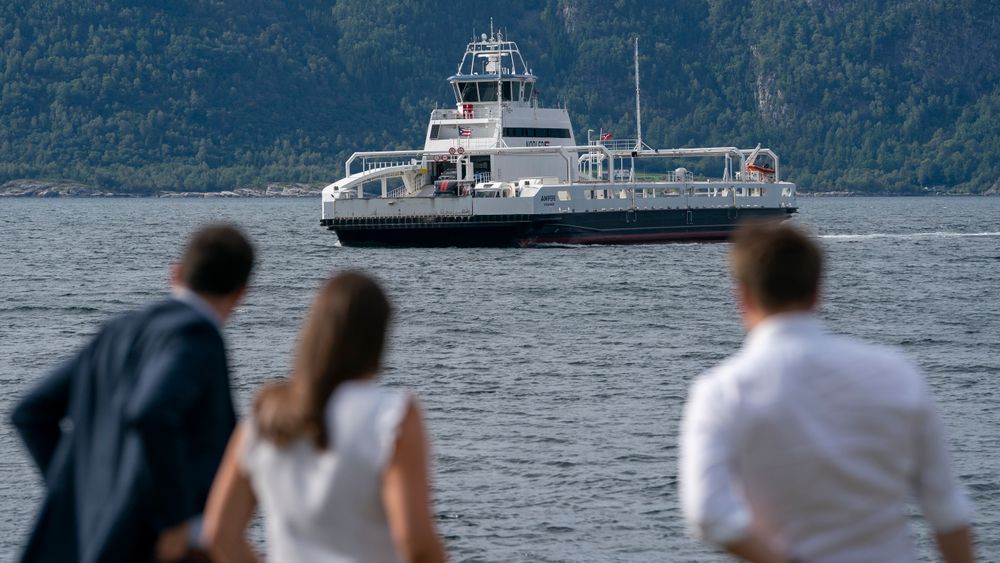 Folk langs kysten har opplevd en kraftig økning i ferjeprisene. Bildet viser den helelektriske fergen Ampere i Sognefjorden.