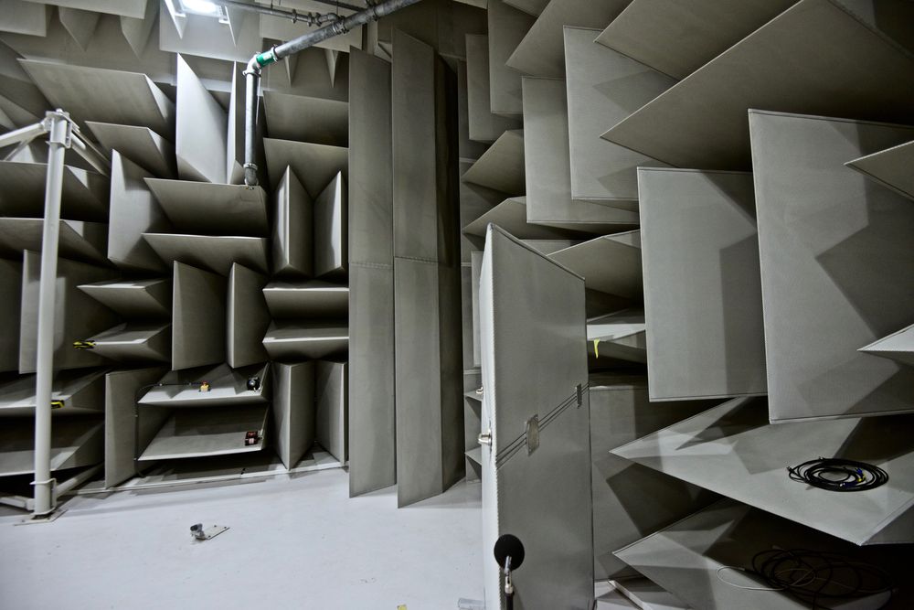 Flere hundre lydabsorberende kiler står ut fra tak og vegger i rommet Volvo bruker for å utvikle lyden av elbilen.