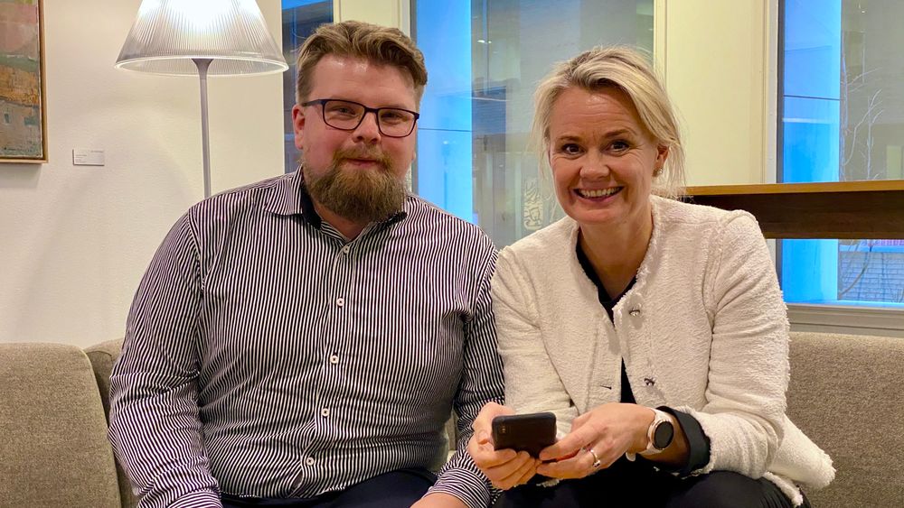 Oscar Nordström, produkteier for DNBs mobilbank, og Ingjerd Blekeli Spiten er leder for personmarkedet i DNB.