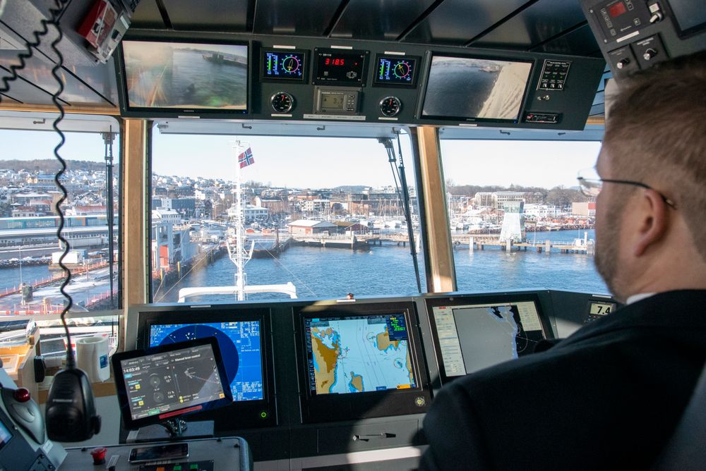 Kaptein Christian Larsen overvåker dokking av Bastø 6 i Horten 4. februar 2020.