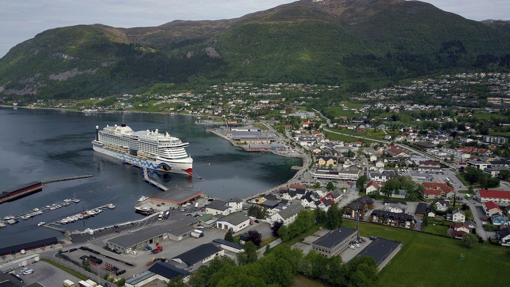 Her ligger det 125.600 bruttotonn store cruiseskipet AIDAperla ved den flytende og justerbare gangbroen til SeaWalk Nordfjord, som ble lagt ut i 2018 og satt i drift året etter. Plug AS jobber nå med å integrere landstrøm til denne løsningen. 