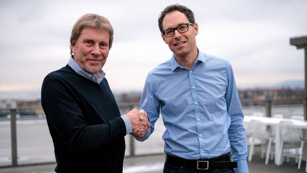 Administrerende direktør Jérôme Franck-Sætervoll i RiksTV og Helge Vindenes i Nettstar har nå inngått avtale om leveranse av TV-innhold til fiberkundene. 