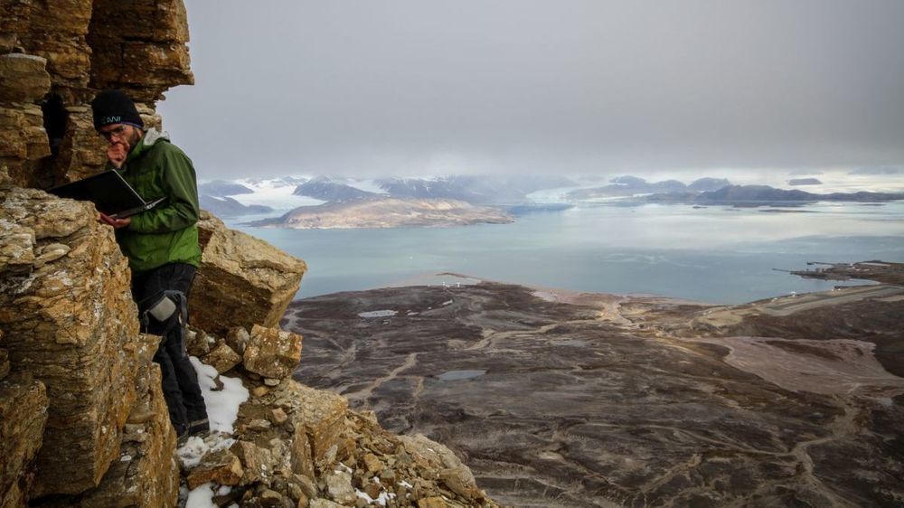 Å studere permafrost på fjerntliggende steder er utfordrende. Her måler Jaroslav Obu temperaturer i en fjellside i Ny-Ålesund på Svalbard. Permafrost kan også observeres ved hjelp av satellitter og permafrost-modeller. 