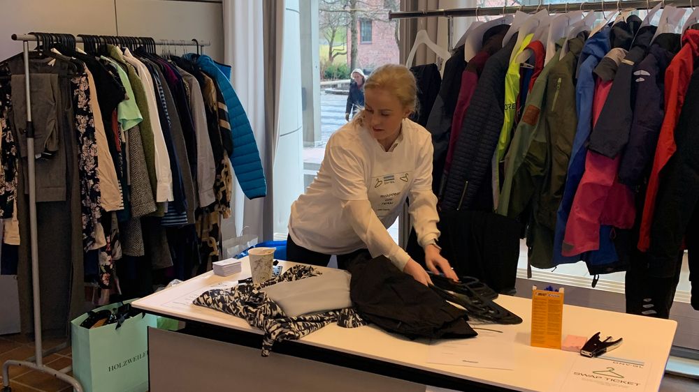 Christine Krugerød i DNV GL tar imot klær som ble levert inn til byttedagen. 