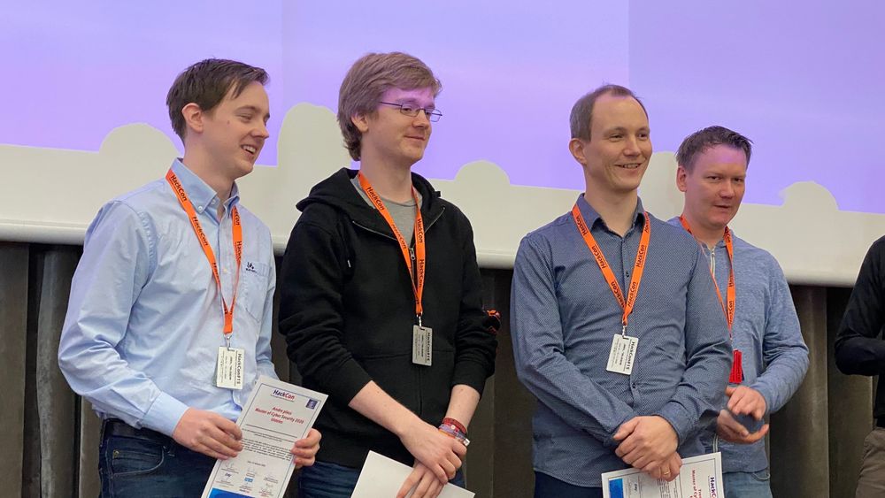 Simen Linderud (nummer 2 fra venstre) vant Master of Cyber Security 2020. Han er flankert av Martin Ingesen og Magnus Paulsen, som kom på henholdsvis 2. og 3. plass.