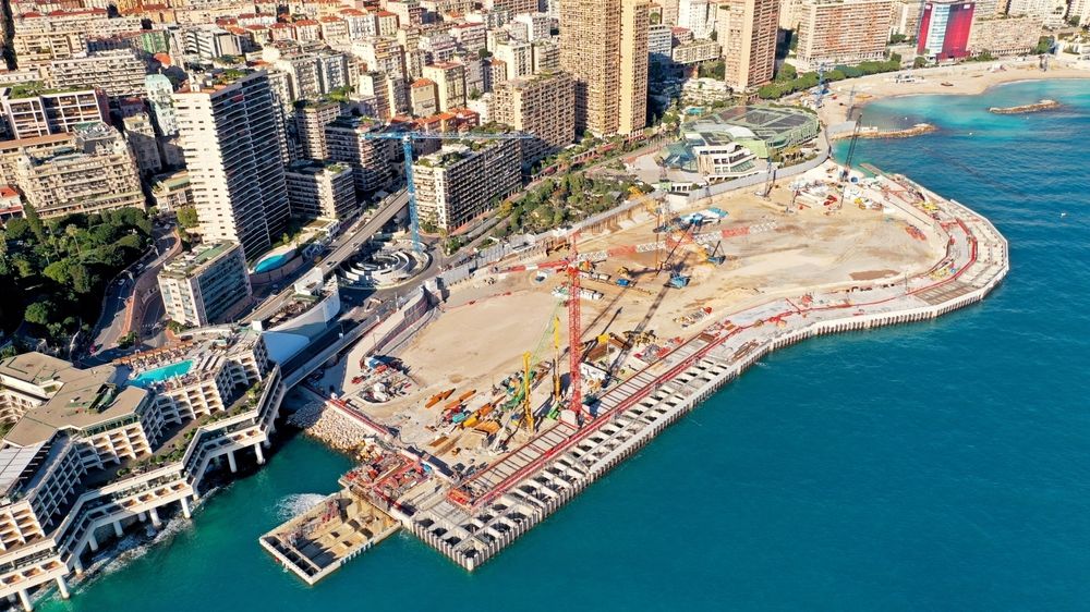 Portier Cove er et av verdens største byggeprosjekter for å utvide ministaten Monaco. Det meste av kostnadene på 23 milliarder er finansiert av private investorer. Nå er det meste av det nye lanadarealet med betongkasser som barriere mot havet ferdig anlagt slik at byggingen av boliger kan starte.