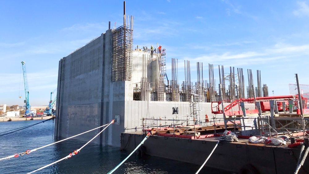 Et titall gigantiske betongstrukturer skal sikre området mot havstigning og flom. Hver veier 10.000 tonn og krever 3800 m3 betong.