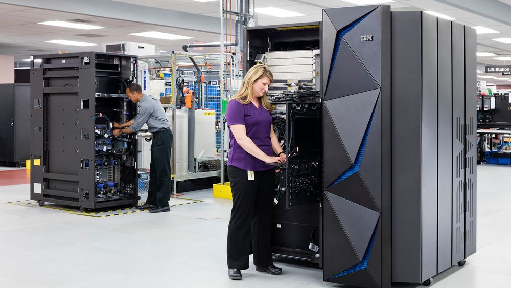 IBMs teknikere gjør siste finish på stormaskiner av typen System Z før forsendelse til kunder. Bildet er tatt ved fabrikken deres i Poughkeepsie, New York i 2017.