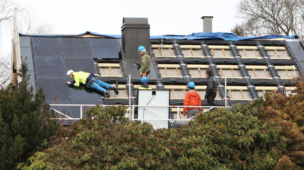 Vanligvis monteres solcellepaneler utenpå eksisterende taktekking. Her er taksteinen fjernet, det er lagt nytt undertak og solcellepanelene vil bli en integrert del av taket.