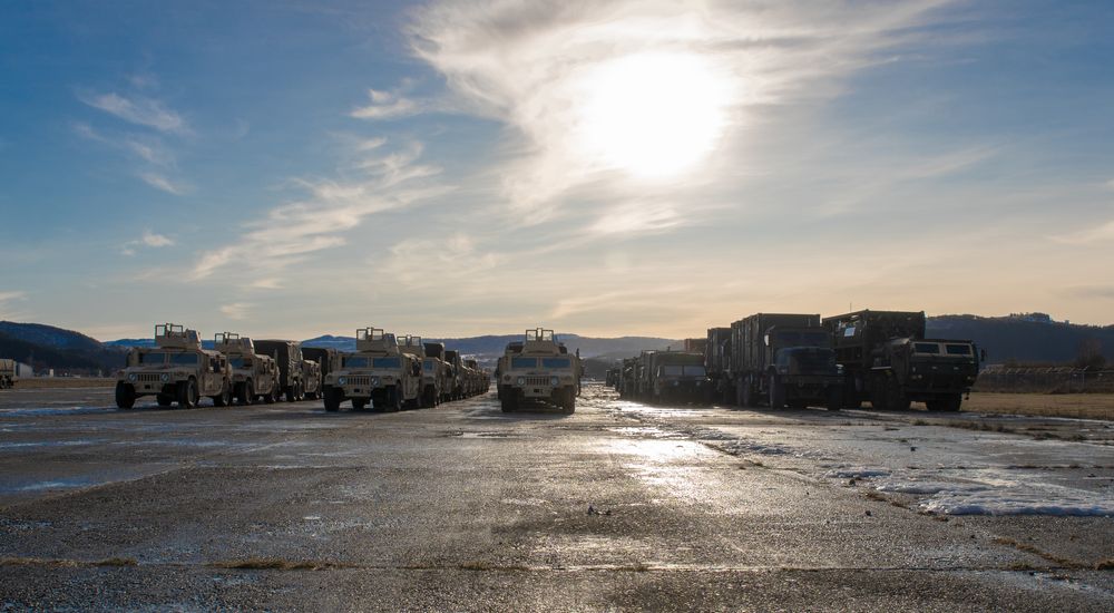 U.S. Marine Corps-kjøretøy står i Orkanger klare til å skipes nordover 14. februar.