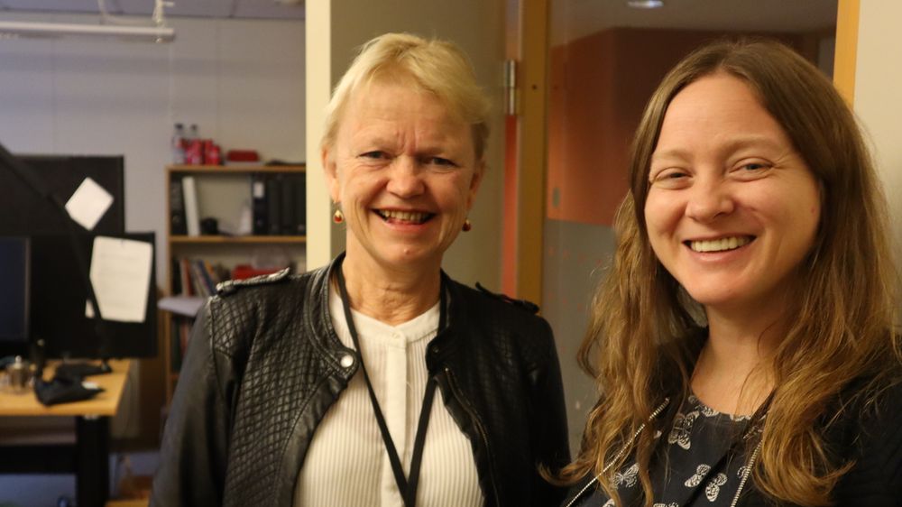 Inger Lena hammer og Laila Enerstvedt Fimreite i IT-avdelingen i UDI har ulikt syn på flytting til landskap. Begge to understreker at de representerer seg selv.