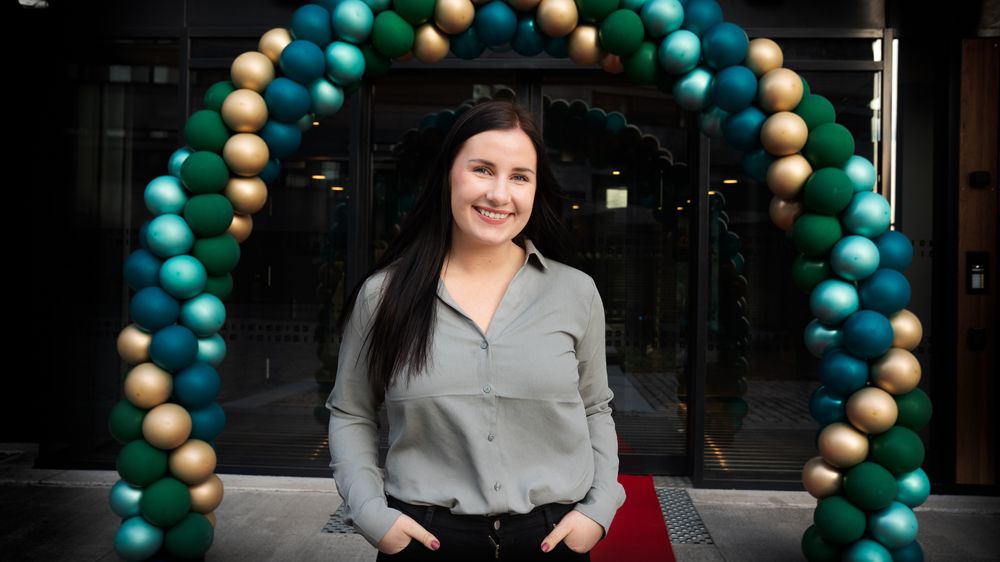 Julie Amundsen fikk jobb i Atea som 22-åring i 2018, like etter endt studium. Da startet hun i en stilling som account manager, men er nå prosjektleder i markedsavdelingen. Her fra åpningen av Ateas nye hovedkontor på Hasle 24. februar.
