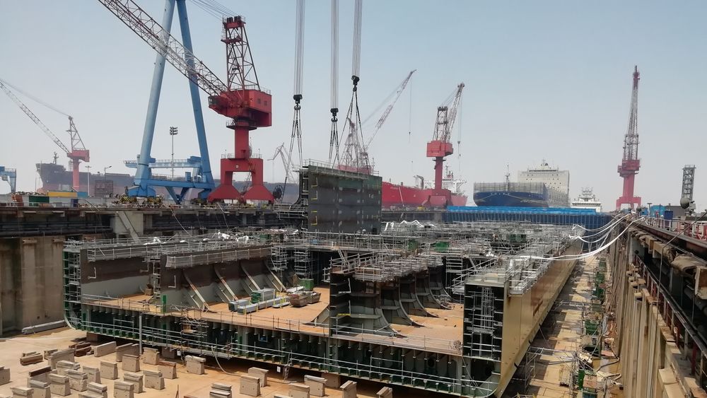 FPSO under bygging for Energean i Kina. De første seksjonene ble heist ned i dokken tidlig i 2019. Nå er 550 arbeidere i gang med ferdigstilling for levering våren 2021.