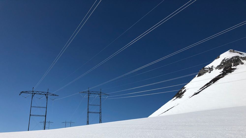 Mildt vær med mye regn, men også mye snø i fjellet, ga rekordlave strømpriser i februar. Bildet er fra Romsdalsskaret/Nordmørsskaret, og høyspentlinja mellom Sunndalsøra (Viklandet) og Fræna. 