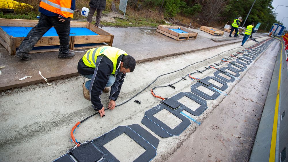 Kobberspoler monteres i veibanen på Gotland. 