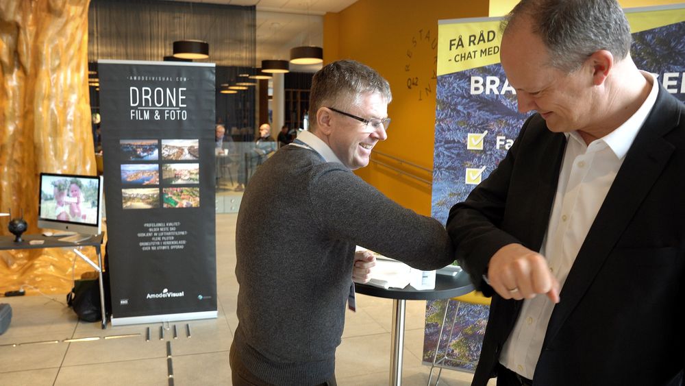 Ketil Solvik-Olsen er spesialrådgiver i UAS Norway og leder konferansen om bruk av droner i offentlig sektor. Her albuehilser han på daglig leder i UAS Norway, Anders Martinsen.