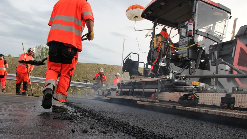 Veidekke i gang med asfaltering på E6 ved Hamar i juni 2019.