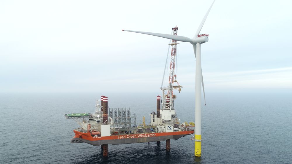 Storbritannia bygger ut store mengder vindkraft, både på land og til havs. Det endrer prisbildet for en eventuell ny kraftkabel til Skottland, hevder Northconnect. Bildet er fra monteringen av én av 174 turbiner i verdens største havvindpark, Hornsea 1, som skal få en kapasitet på 1,2 GW.