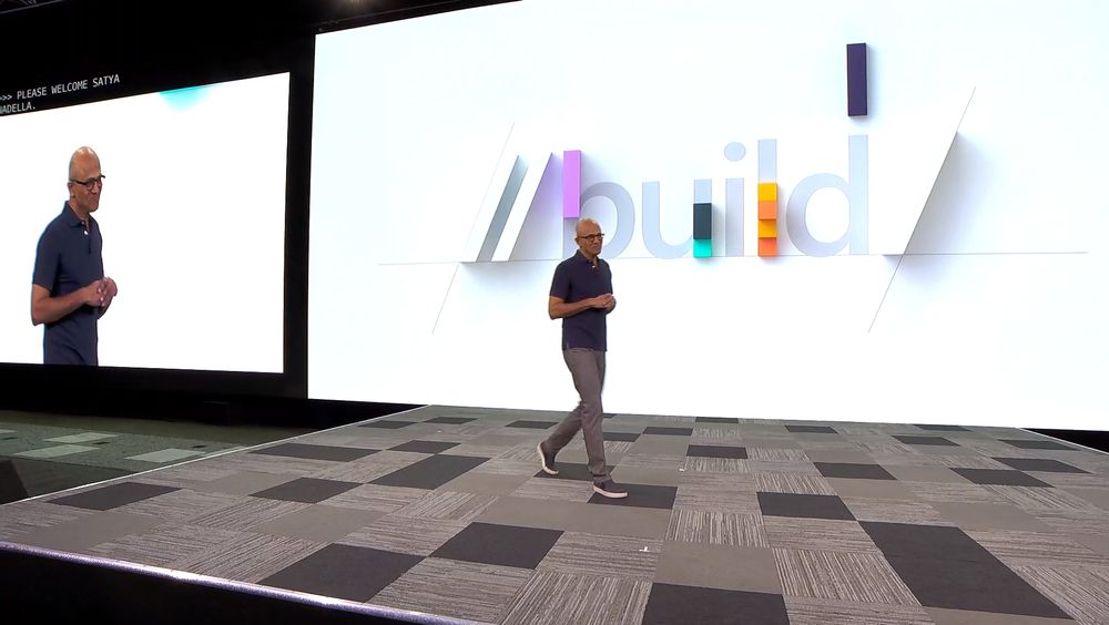 Microsoft-sjef Satya Nadella entrer scenen under Build 2019.