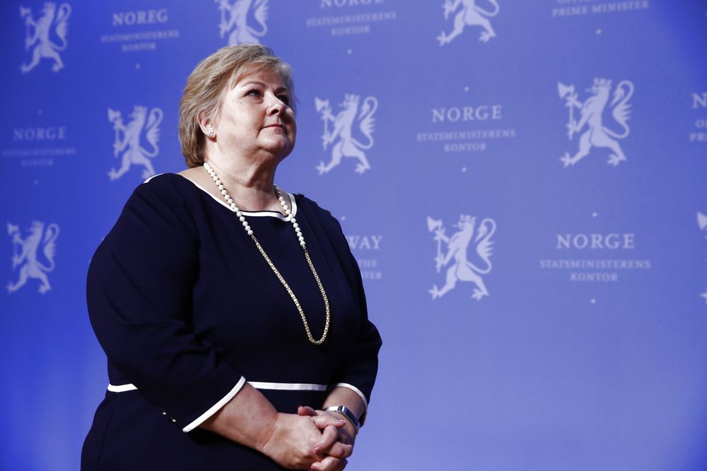 Statsminister Erna Solberg (H) møtte søndag opposisjonen til forhandlinger om krisepakken for næringslivet.