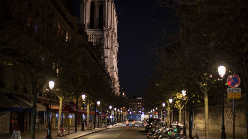 Svært få var ute i gatene ved Notre-Dame søndag grunnet myndighetenes restriksjoner. Nå utsettes også arbeidet på katedralen.