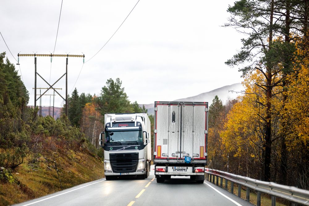 Transport av laks fra Nord-Norge har blitt opptil 100 prosent dyrere etter togavsporingen på Nordlandsbanen Her møtes to laksetrailere på «lakseveien» fra Orkanger til Frøya i Sør-Trøndelag.