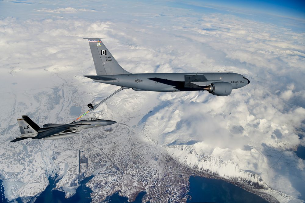 F-15C etterfyller drisvtoff fra et KC-135 over Island