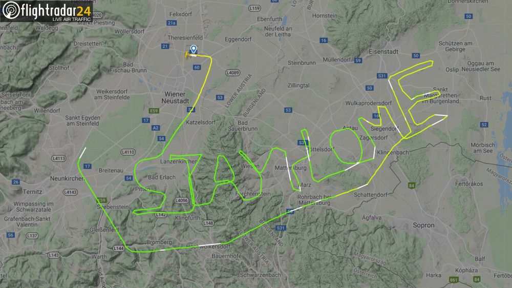 Et småfly i Østerrike ga denne beskjeden til verden ved sin navigasjon: Stay home (bli hjemme).