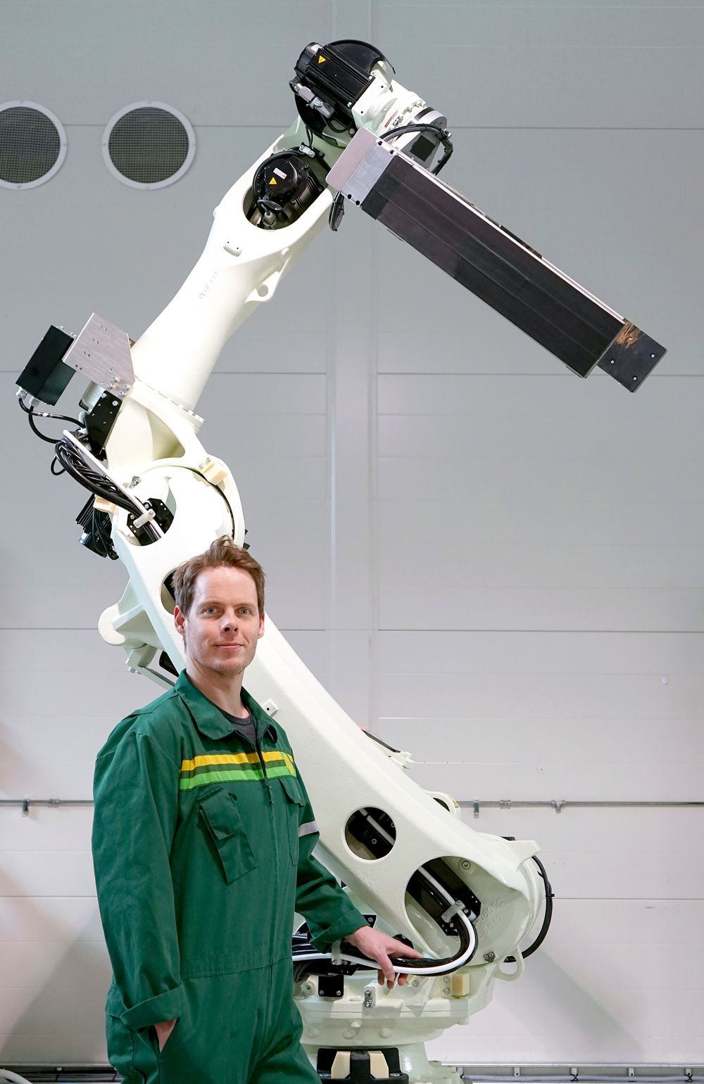Først ut: Denne robotarmen er den første av en rekke maskiner daglig leder Alexander Solstad Ringheim i Invertapro skal få installert i år. I løpet av april skal de fleste prosesser være automatiserte.