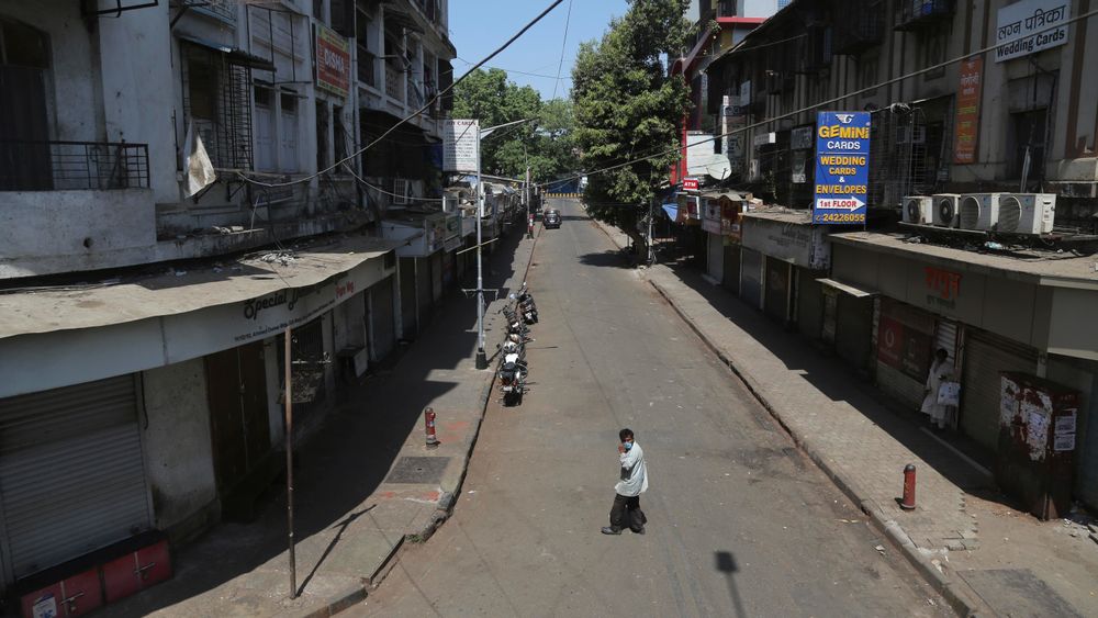 Det er stille i de ellers travle gatene i Mumbai i India søndag