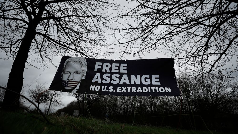 Det har vært mange demonstrasjoner for å få frigitt Julian Assange. Nå vil advokatene hans at han skal løslates mot kausjon på grunn av smittefare. Arkivfoto.