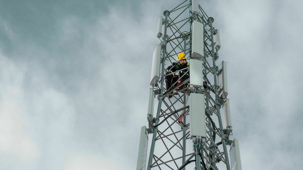 Mobiloperatørene jobber iherdig med å rulle ut 5G i år. Planene kan bremses av virus. Her fra montering i en mast hos Ice.