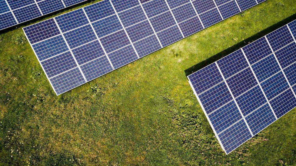 Norsk solcelleindustri har ikke klart å øke produksjonen i takt med markedsveksten. Det er markedskreftene som bestemmer om vi skal nå våre utslippsmål eller ikke, påpeker innsenderne.