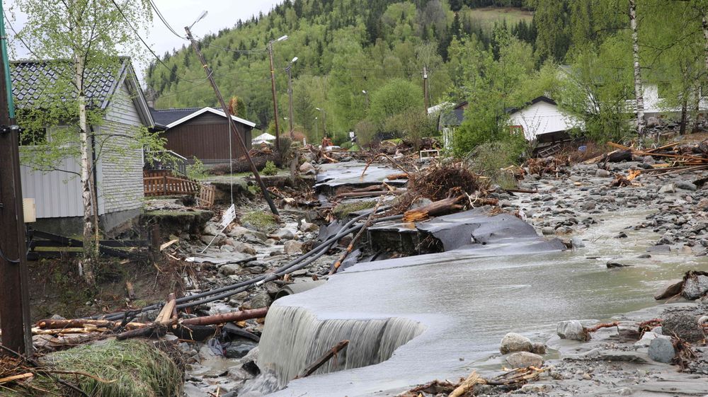 Fra Kvam i Gudbrandsdalen hvor elven Veikleåa raserte et boligområde og E6 i flommen i mai 2013.