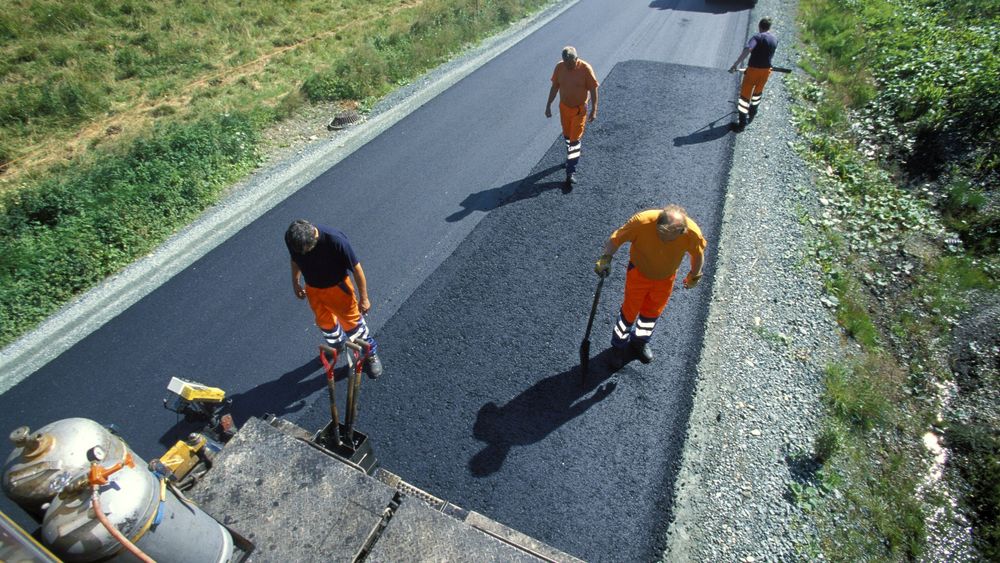 Asfalteringsarbeid. Statens vegvesen legger asfalt på Fylkesveg 672. Melhus kommune. Sør-Trøndelag.Foto: © Tore Wuttudal / NN / Samfoto