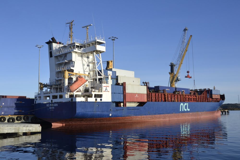 Norge og Europa: NCL Svelgen er ett av i alt 4 skip som North Sea Container Line Har leid inn til å gå rute mellom de store containerhavnene i Nord Europa og mindre havner langs Norskekysten.