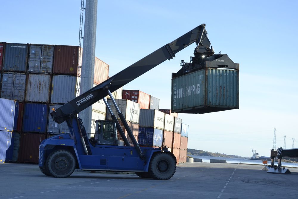 Deling: NCL ønsker å dele informasjon med alle aktører i containertransporten. Bildet er fra lasting ved kai hos Haugesund cargo Terminal ved Karmsundet.