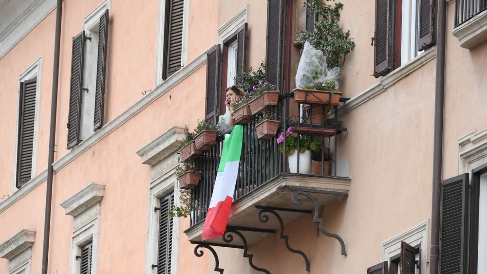 Den nasjonale nedstengningen av Italia har ført til at mange har behov for statlige støtteordninger. Bildet er tatt i Roma 28. mars.