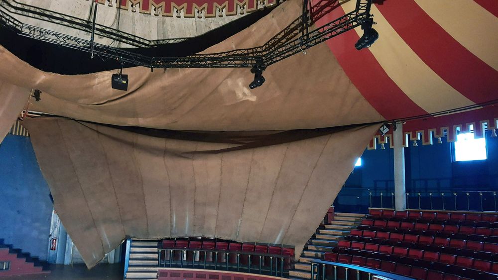 Sånn ser det foreløpig ut i den største konsertsalen på Samfundet i Trondheim. Strieduken, som er malt rødstripete, er i ferd med å rase sammen og ta med seg en god del teknisk utstyr på veien.