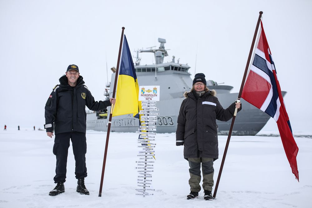  Skipssjef Geir-Magne Leinebø og ekspedisjonssjef for CAATEX Dr. Hanne Sagen på Nordpolen.