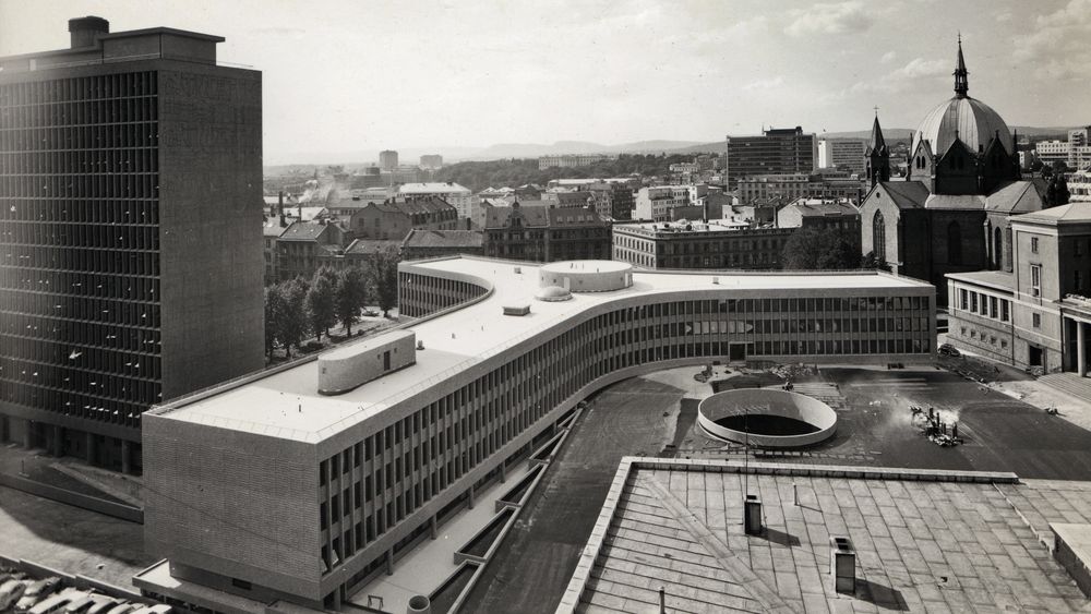 Eksteriørfoto av Y-blokka i Regjeringskvartalet. Arkitekt Viksjø vant arkitektkonkurransen i 1939. Høyblokka i kvartalet sto ferdig i 1958, mens Y-blokka ble føyd til i 1969.