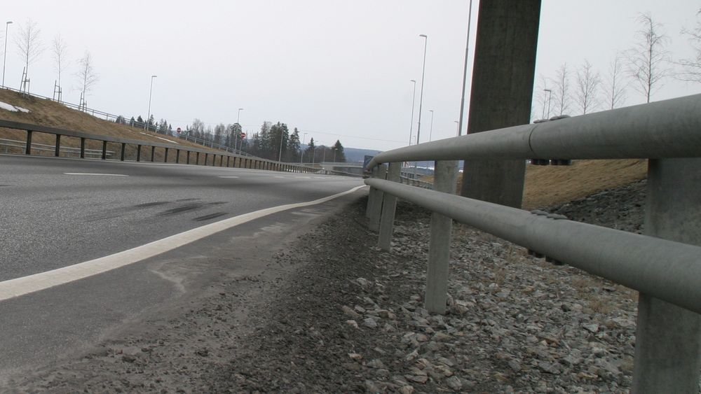 Rekkverkene på E16 Kløfta-Nybakk på Romerike hører med i kontrakten. 